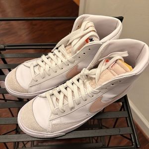 Nike Women's Blazer Mid 77 Shoes